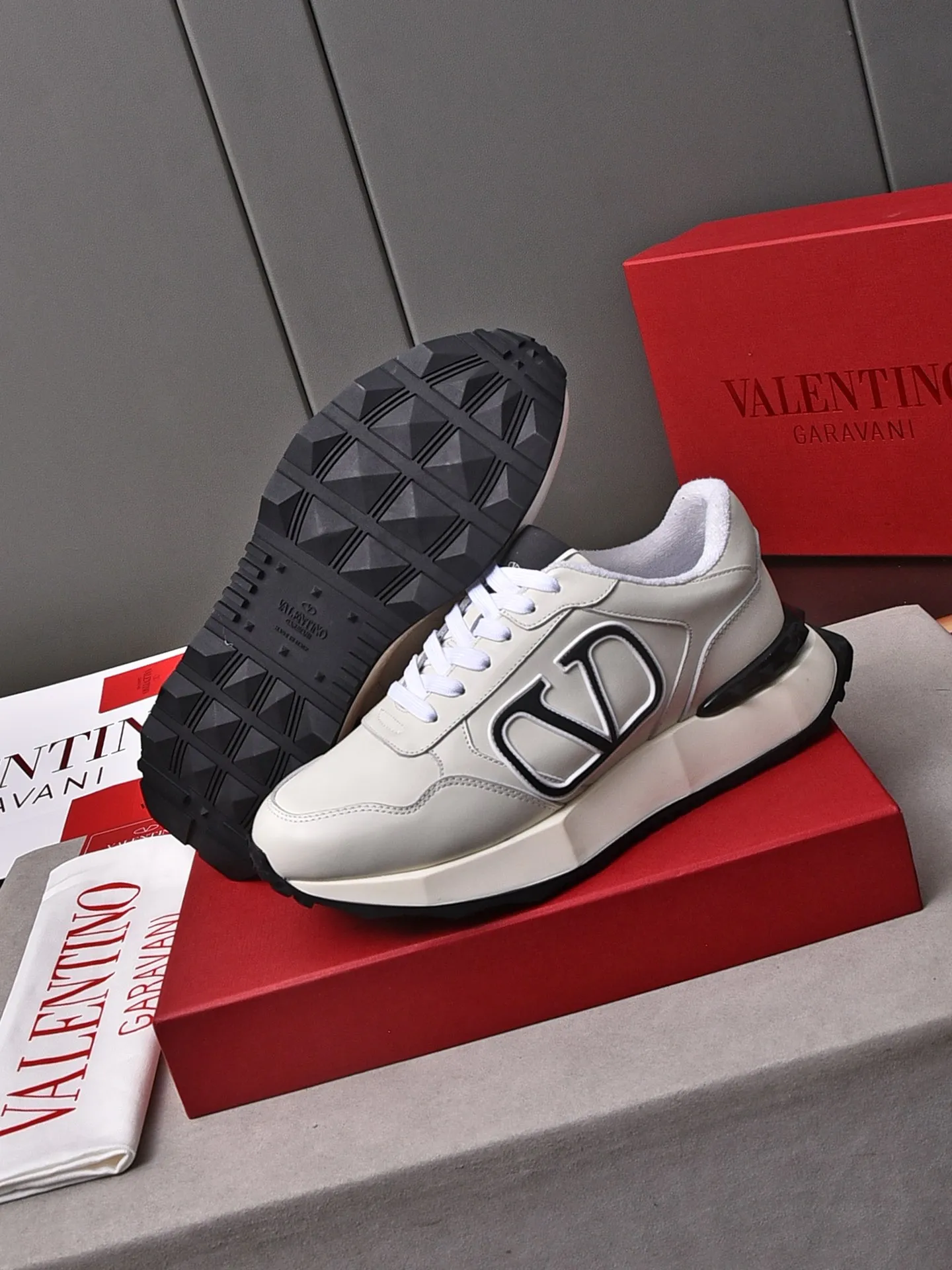 Men's men's shoes 💰560❣️🔺Valentino🔺Valentino New casual shoes Forrest Gump shoes Sports shoes ☑️ The latest popular models on the catwalk, the same style worn by Yang Yang, Zhang Yixing, Guan Xiaotong and many other stars. The upper is glued and embossed with craftsmanship. The oversized LG shows luxury and domineering. It is so beautiful that it is so handsome that it shows a different casualness and fashion. It is a must-have for men‼ ️Material: Original custom-made first-layer cowhide for the upper. Lining: High-density breathable terry cloth. Outsole: Original molded steel-stamped foam combination sole Size: Male 39~44 (45 is custom-made and non-returnable) Full set of counter original packaging